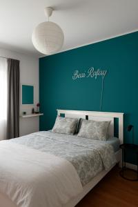 Giường trong phòng chung tại Lisbon private Room in Shared Apartment