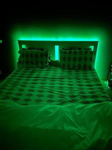 Giường trong phòng chung tại Lisbon private Room in Shared Apartment