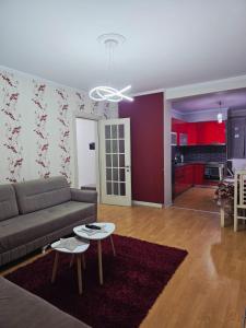 ein Wohnzimmer mit Sofa und Tisch in der Unterkunft Diora's Apartment in Durrës