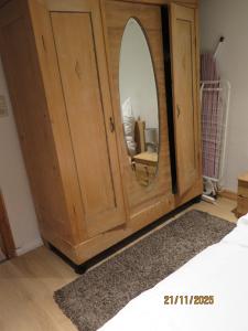 Ένα ή περισσότερα κρεβάτια σε δωμάτιο στο 'Emma' die charmante Wohnung - gemütlich & zentral +8 φωτογραφίες