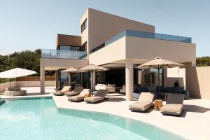 Bazén v ubytování Aerial Villa - Award Winning Luxury Retreat nebo v jeho okolí