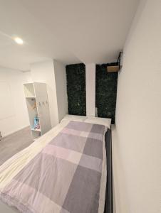una piccola camera con un letto a scomparsa di Gemütliche 2 Zimmer Wohnung a Göppingen