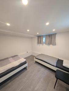 una camera da letto con due letti e una finestra di Gemütliche 2 Zimmer Wohnung a Göppingen