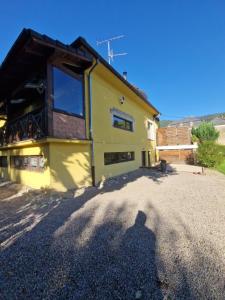 una casa con una gran ventana en el lateral en Jeanmyr, en Sainte-Marie-aux-Mines
