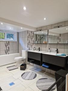 Un baño con bañera, inodoro y lavabo. en Jeanmyr, en Sainte-Marie-aux-Mines