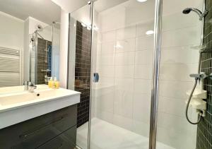 Koupelna v ubytování Agréable appartement au centre de La Teste + 17 fotografií