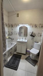 Ένα μπάνιο στο Однокімнатні апартаменти з безперебійною електрикою