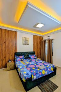 Ένα ή περισσότερα κρεβάτια σε δωμάτιο στο Archie Luxury