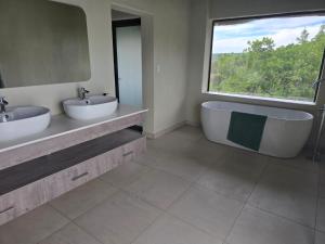 Un baño de Bona Kgole Private Game Lodge, Mabalingwe 10 fotos más