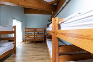 um quarto com um monte de beliches em Rifugio Cereda - Dormitory em San Martino di Castrozza