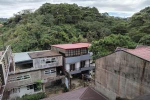 Una vista aérea de un edificio con una montaña al fondo. en Mountain Transient Lodge, en Baguio