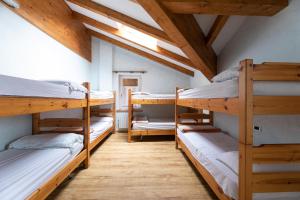 um quarto com um monte de beliches em Rifugio Cereda - Dormitory em San Martino di Castrozza