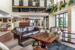 Posezení v ubytování Econo Lodge Broken Arrow-Tulsa