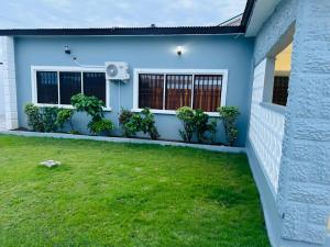 Un jardín fuera de Saraville at Dansoman 3 fotos más