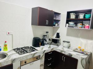 Una cocina o kitchenette en Saraville at Dansoman