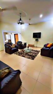 Una televisión o centro de entretenimiento en Saraville at Dansoman