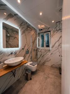 Un baño de La Villa, independent villa with pool and jacuzzi