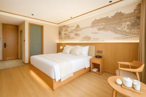 Ένα ή περισσότερα κρεβάτια σε δωμάτιο στο Shangri-La Qianyue S Oxygen-Supplied Scenic View Hotel +43 φωτογραφίες