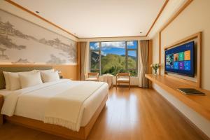 Μια τηλεόραση ή/και κέντρο ψυχαγωγίας στο Shangri-La Qianyue S Oxygen-Supplied Scenic View Hotel