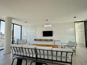 Una televisión o centro de entretenimiento en Departamento céntrico moderno Edificio de categoria