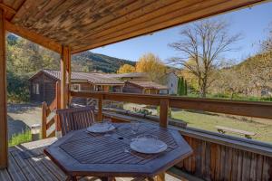RoquefeuilChalet montana 3- 4pers的小屋甲板上的木桌 更多12张照片