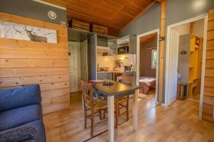 RoquefeuilChalet montana 3- 4pers的用餐室以及带桌子和沙发的客厅。