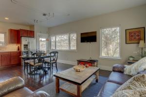 ein Wohnzimmer mit Sofa und Tisch in der Unterkunft Surf's Up 30 Day Minimum in Hood River