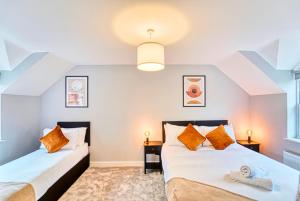 Postel nebo postele na pokoji v ubytování Central and Stylish, Garden and Parking