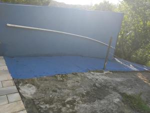 un muro che è stato dipinto di blu di Chácara Amorim a Mairiporã