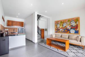 克拉玛斯Tridatu Villas Keramas的客厅里有一张沙发和一张桌子。