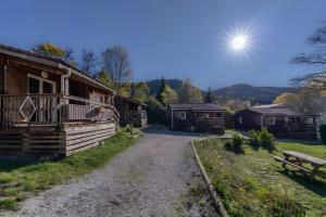 RoquefeuilChalet montana 3- 4pers的小屋前的一条土路