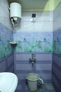 TallākulamLaxmi Palaze的水槽旁带水桶的浴室