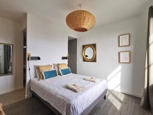 Ένα ή περισσότερα κρεβάτια σε δωμάτιο στο Casa Lunga à Erbalunga- A deux pas de la plage +43 φωτογραφίες