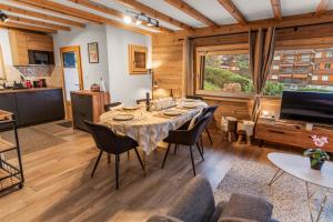 a kitchen and dining room with a table and chairs at Chalet 8p Villars-sur-Ollon, Parking et Jardin in Ollon