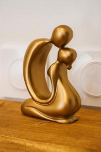 una estatua de bronce de una mujer sobre una mesa en Rendez-vous Secret, en Lunas