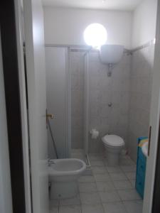 ヴィッラピアーナにあるLa Ginestraのバスルーム(シャワー、トイレ、シンク付)