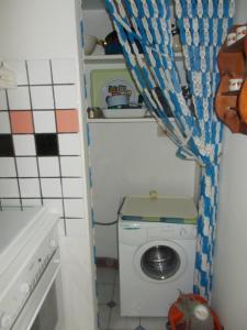 ヴィッラピアーナにあるLa Ginestraの小さなバスルーム(洗濯機付)