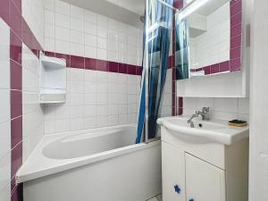 葱仁谷appartement ski au pied residence altineige val thorens的带水槽、浴缸和水槽的浴室