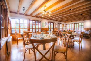 Restaurace v ubytování Casa Ecke-Frutillar bajo a una cuadra de la playa