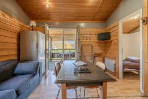 Roquefeuilchalet montana 5_4 pers的客厅里有一张沙发和一张桌子。