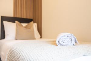 En eller flere senge i et værelse på Green Park House, Private Garage and Parking