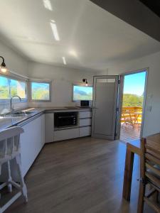 Η κουζίνα ή μικρή κουζίνα στο Tiké