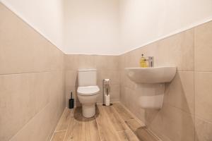 Et badeværelse på Green Park House, Private Garage and Parking + 17 billeder