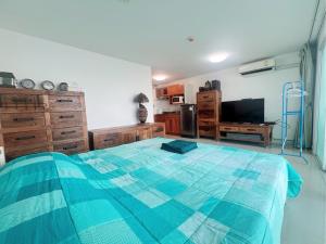 Μια τηλεόραση ή/και κέντρο ψυχαγωγίας στο Bangsaray Beach Condo B220 บางเสร่ บีช