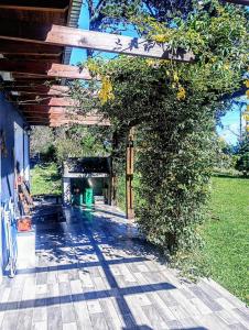 an outdoor patio with an arch with a plant at La Maruja de Acantilados in Mar del Plata