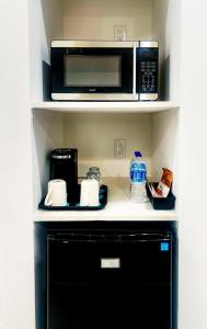 O bucătărie sau chicinetă la Turks and Caicos Airport Hotel