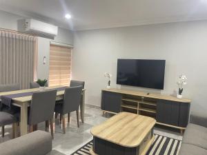 Μια τηλεόραση ή/και κέντρο ψυχαγωγίας στο Omega 8