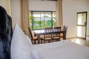 Postel nebo postele na pokoji v ubytování Tou Safari Lodge