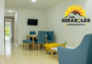 Televiisor ja/või meelelahutuskeskus majutusasutuses Los Girasoles Apartamentos +4 fotot