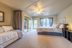 a bedroom with two beds and a ceiling fan at 28 Lodge in Hood River
